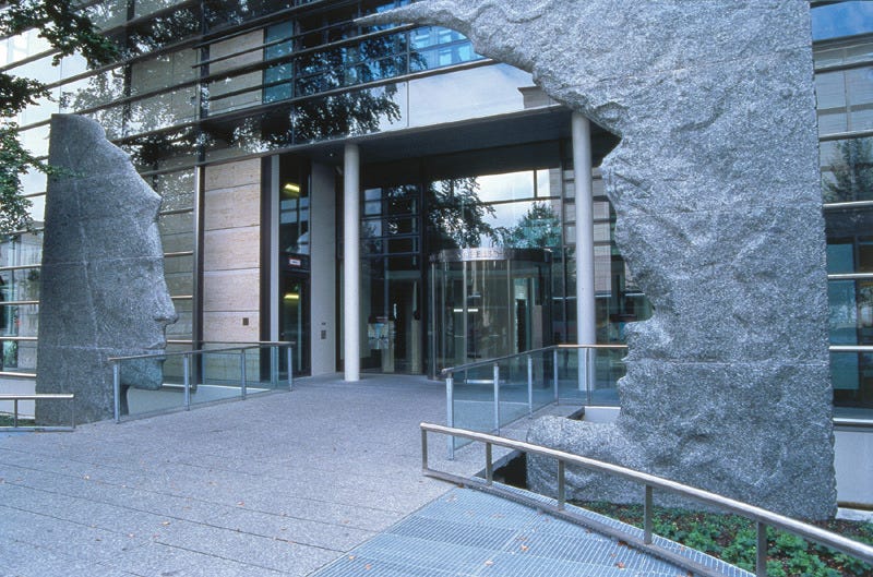 Scultura della testa di Minerva, la dea della saggezza, fuori dalla sede della Max Planck Society. Credits: Max Planck Society. 