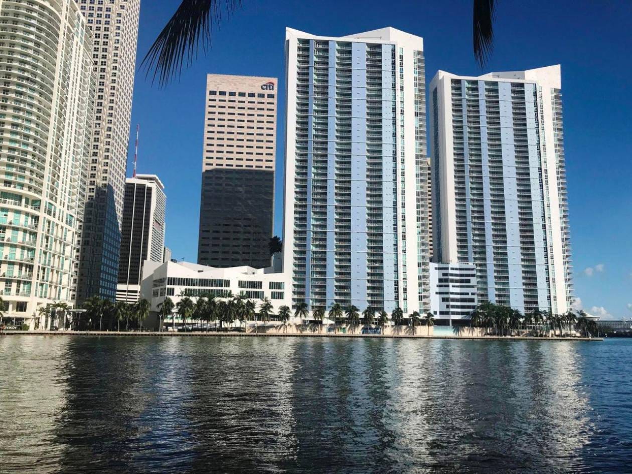 Estudio revela hundimiento “sostenido” de condominios de lujo en Miami Estudio revela hundimiento “sostenido” de condominios de lujo en Miami