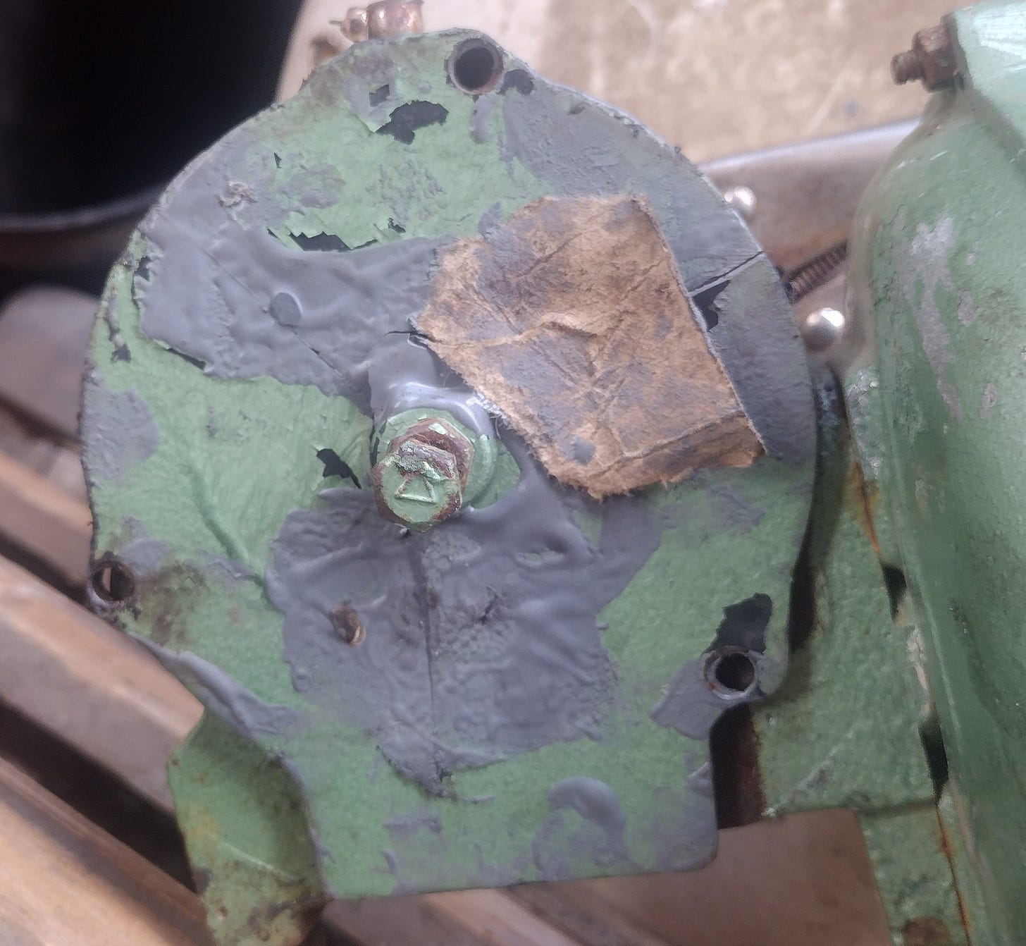 The blower's broken gearbox cover plate.