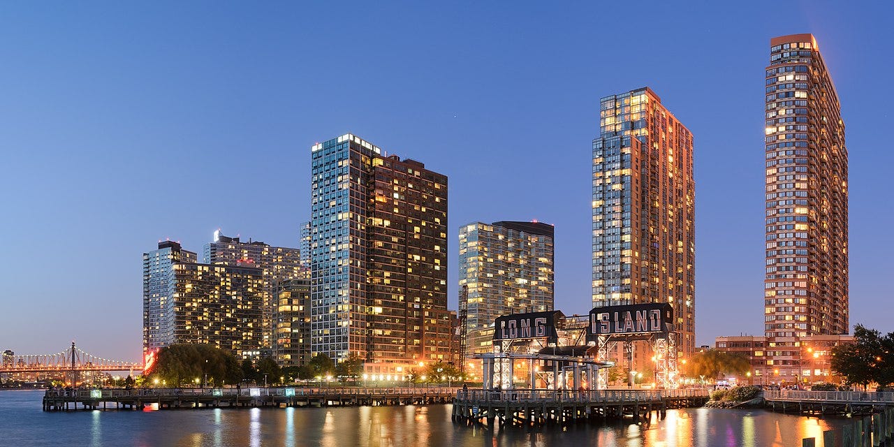 Photo: King of Hearts / Wikimedia Commons (CC BY-SA 3.0) Three-segment panorama of Long Island City , Queens , New York City .
