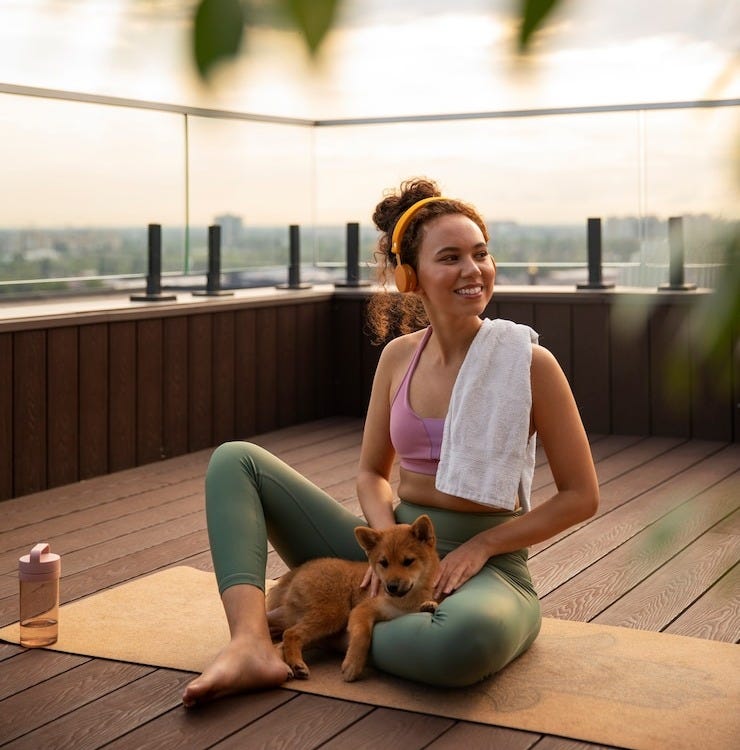 Mujer de tiro completo haciendo deporte acompañada de perro.