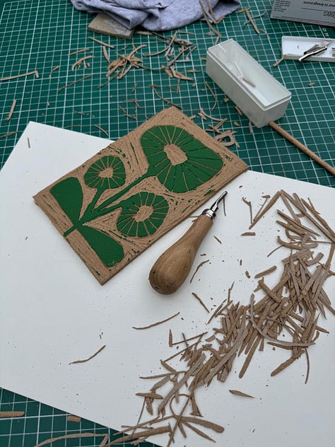 verschillende foto's van familie in een tuin tijdens een creatieve workshop