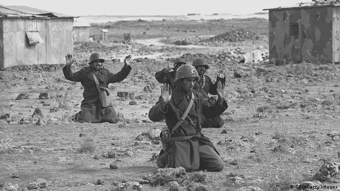 La tragedia de Gander y la misión de paz en el Sinaí | Ornitorrinco La contraofensiva israelí en los Altos del Golán causó estragos entre los soldados sirios en el tercer día de la contienda. Israel envío a su Ejército hacia Damasco y ordenó arrojar bombas sobre la capital siria. Foto/Archivo DW