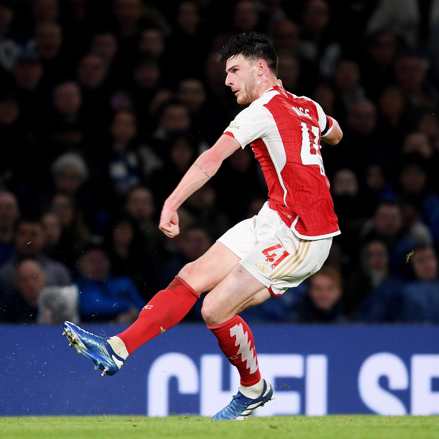 Declan Rice shoots.