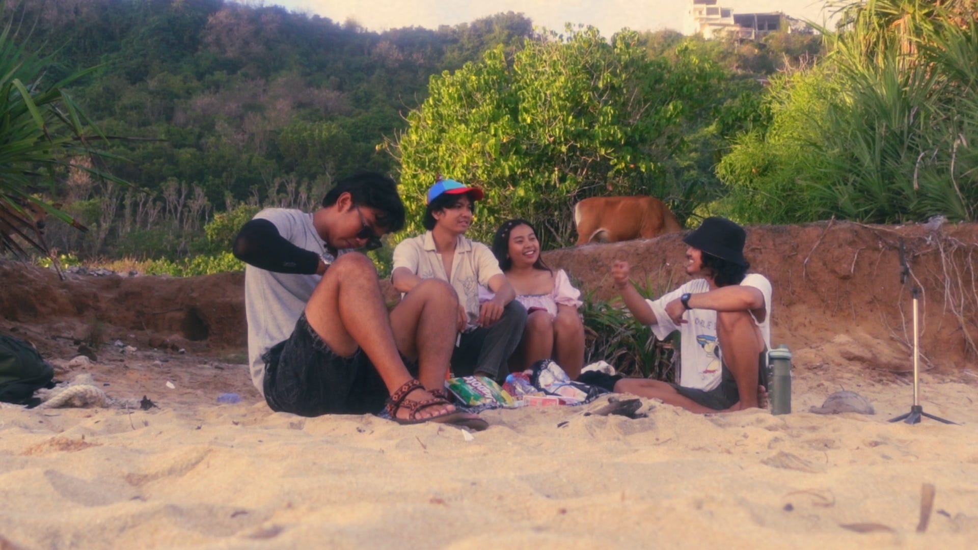 duduk bersama teman baru di pantai nunggalan