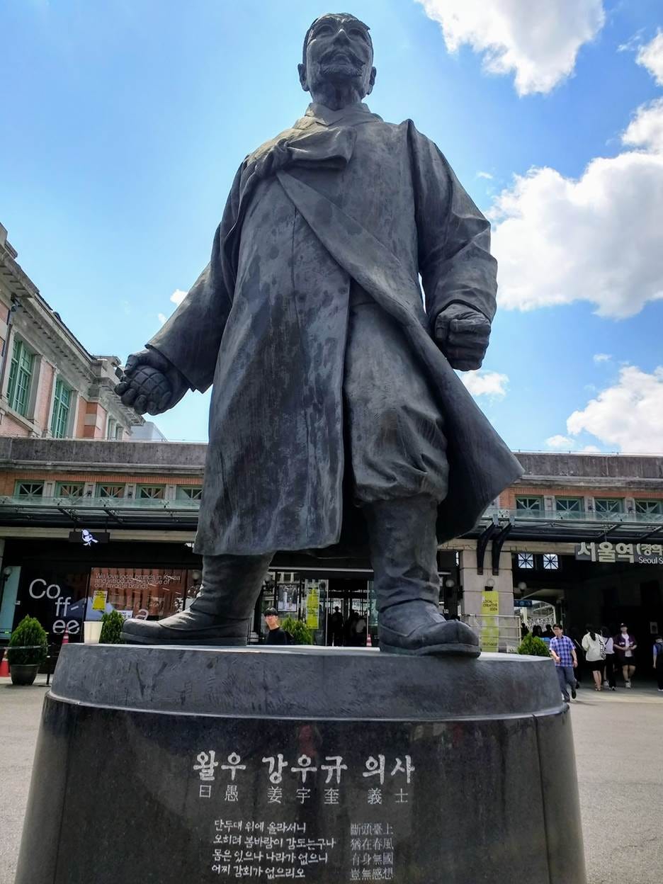 A statue of a person in a coat

AI-generated content may be incorrect.