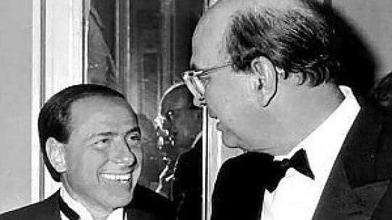 Incontro storico tra Silvio Berlusconi e Bettino Craxi in abito da sera Incontro storico tra Silvio Berlusconi e Bettino Craxi in abito da sera