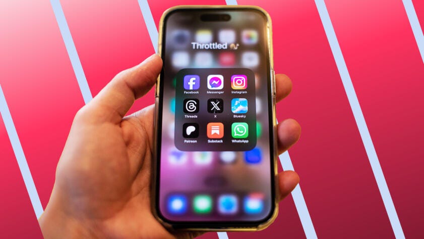 「スロットル」というタイトルで7つのアプリケーションを表示するiPhoneを手にしています。Facebook、メッセンジャー、Instagram、スレッド、X、Bluesky、Patreon、Substack、WhatsAppです。
