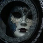 Sous le masque, le néant.