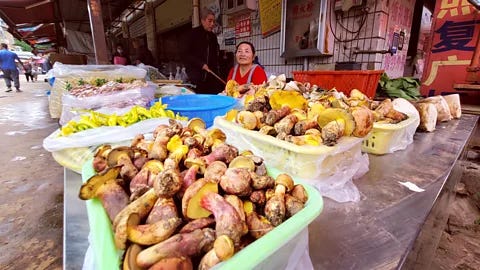 Colin Domnauer Lanmaoa asiatica are sold in markets during peak mushroom season between June and August (Credit: Colin Domnauer)