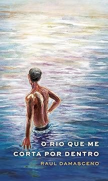 Capa do livro O rio que me corta por dentro, de Raul Damasceno.  A ilustração apresenta um rio em tons de azul, lilás e branco, refletindo a luz do céu de forma suave e levemente ondulada. No centro da imagem, visto de costas, está um homem negro, magro, de cabelos curtos, com o tronco nu, dentro da água até a altura das coxas. Seu corpo reflete a luz, com tons rosados e marrons, enquanto ele olha para o horizonte, em direção à parte iluminada da água, transmitindo uma sensação de contemplação e introspecção. A água ao redor dele forma pequenas ondas, criando um efeito de movimento tranquilo.  Na parte inferior da capa, em letras maiúsculas brancas, está o título “O rio que me corta por dentro” e, logo abaixo, o nome do autor, “Raul Damasceno”, em letras menores e na cor branca. A arte transmite sensibilidade e lirismo, evocando temas de profundidade emocional, memória e travessia interior, em sintonia com a poesia do título.