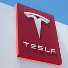 Tesla em Crise, Reddit vs IA, Google Recua, Uber para Idosos e Câmeras que Multam