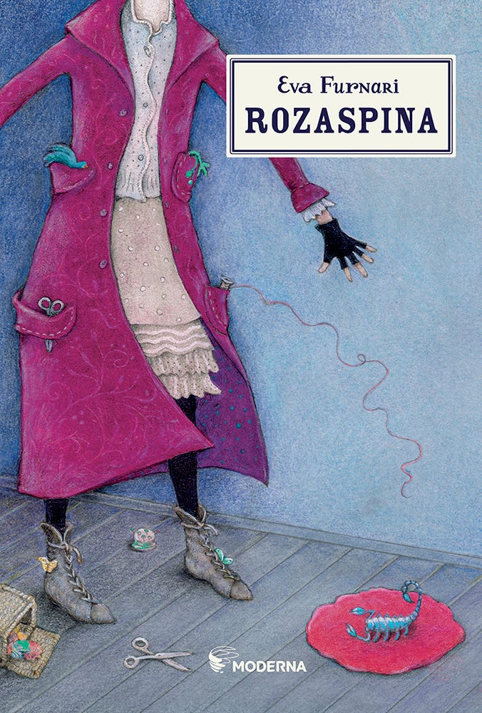 Capa do livro “Rozaspina”, de Eva Furnari. O título aparece em destaque no canto superior direito, dentro de uma moldura branca com bordas azul-escuro. A ilustração mostra parte do corpo de uma mulher de casaco vinho com objetos de costura nos bolsos, saia clara com babados, meias escuras e botas. Ela está de pé sobre um chão de madeira, rodeada por itens de costura. No canto direito inferior, há uma almofada vermelha com um escorpião azul em cima, com aparência de tecido. O estilo do desenho é delicado e feito à mão, com cores suaves.