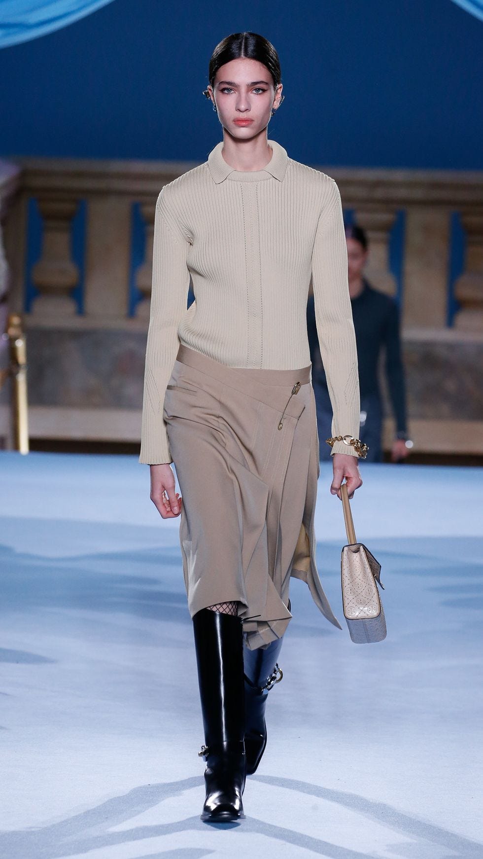 A picture containing person

Description automatically generated