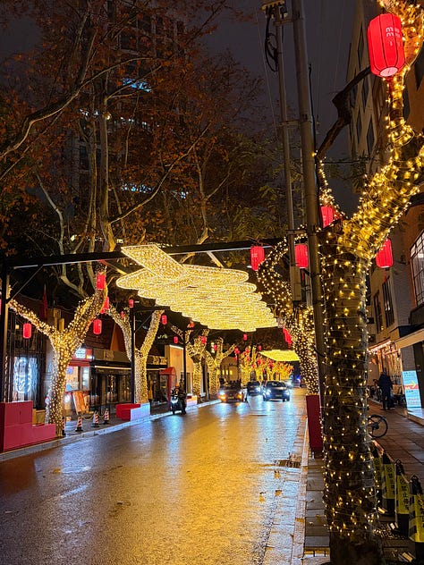 Como ficam as ruas em Shanghai, também decoradas para o  "Lantern Festival", que faz parte das festividades