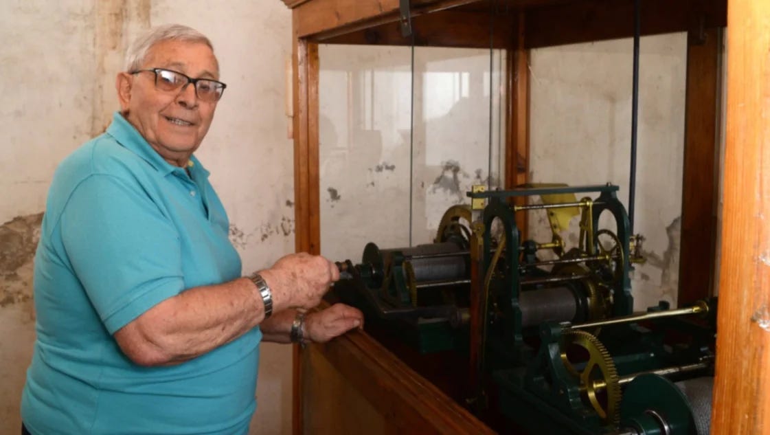 El Ángel de la Catedral: sube 115 escalones para dar cuerda al reloj