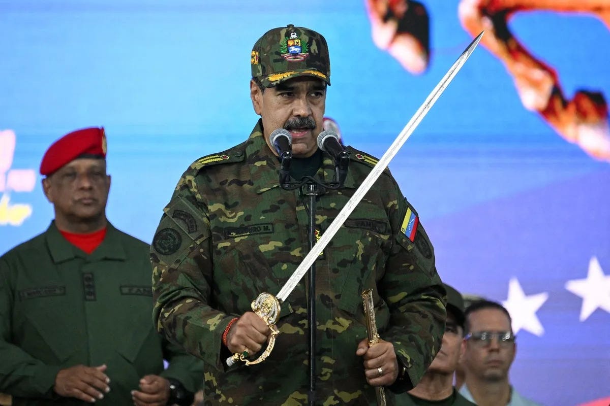 Maduro blade una espada y promete resistir la “agresión imperialista”  mientras suben las tensiones con Trump - Yahoo Noticias