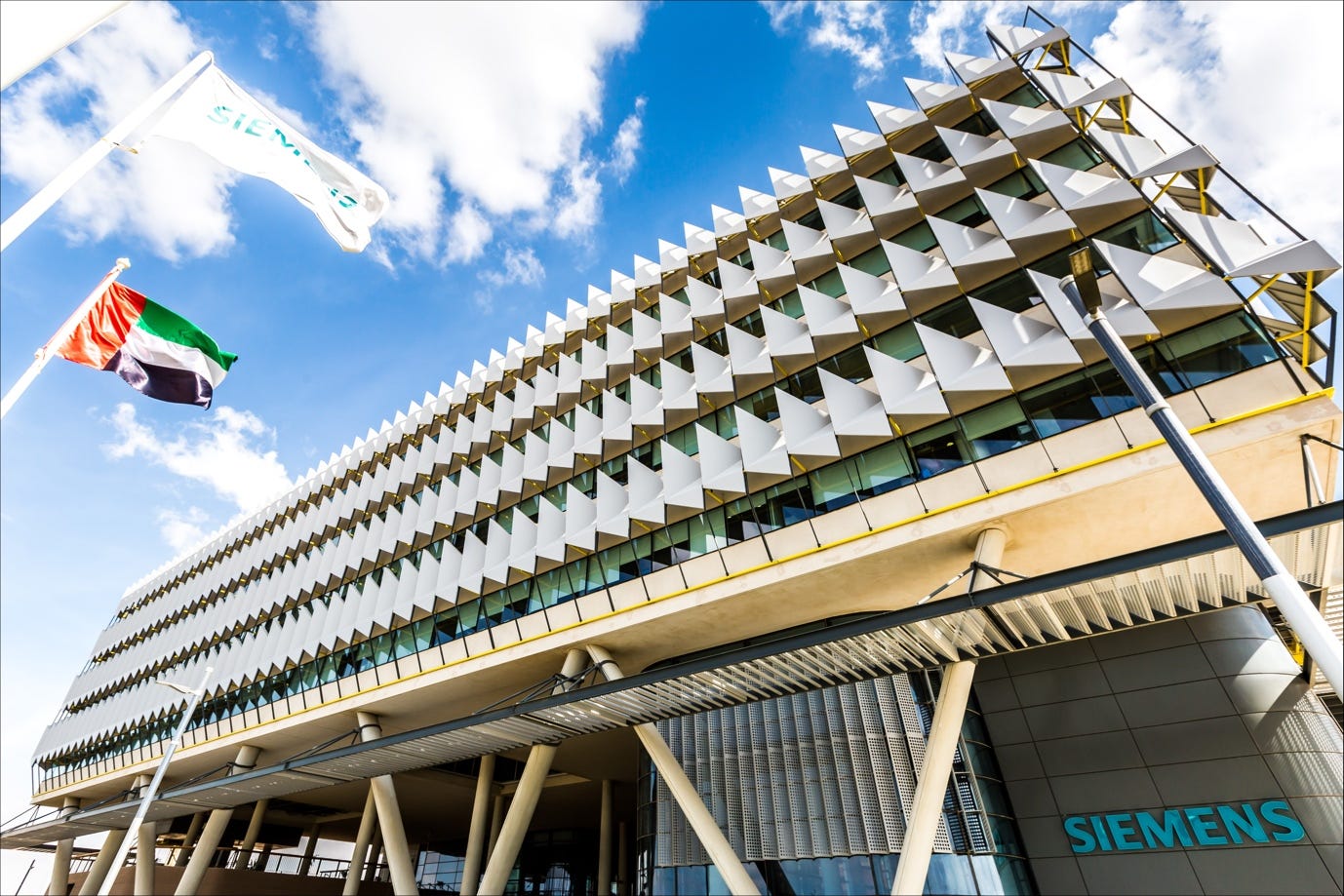 A building with many windows

AI-generated content may be incorrect.