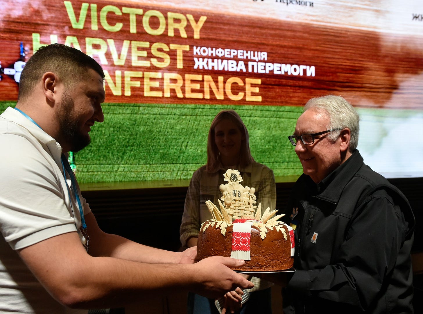 На зображенні може бути: 2 людини та текст