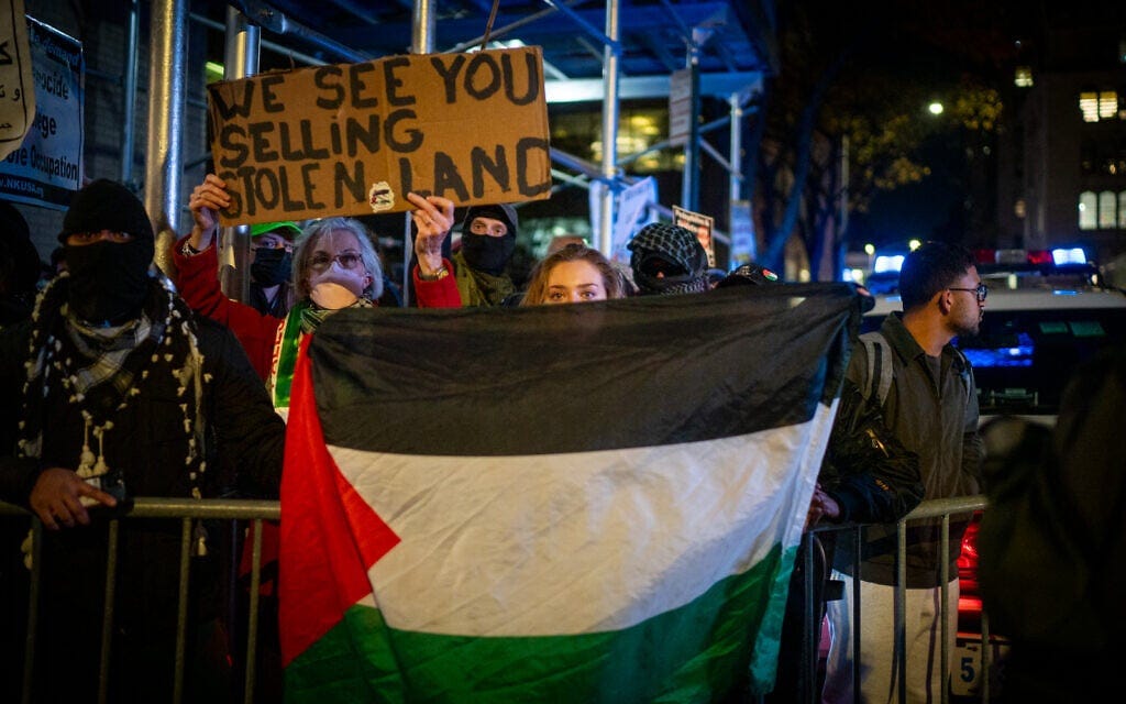 Anti-Zionist protesters outside a New York City synagogue, November 19, 2025. (Luke Tress/Times of Israel)