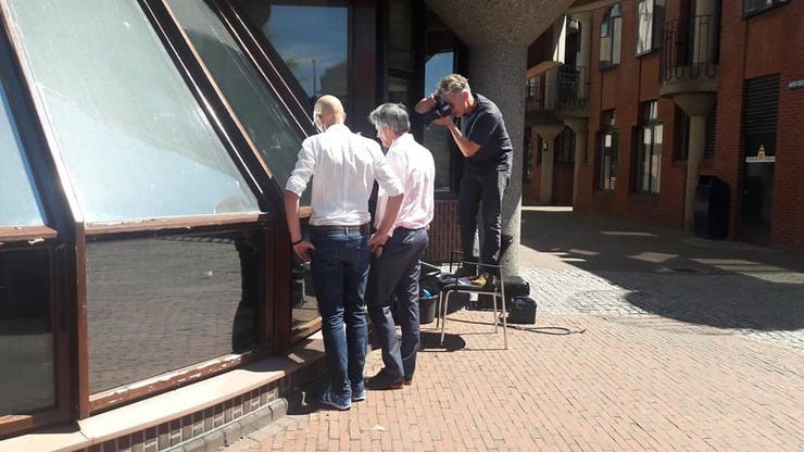 ...en maakt vervolgens foto's van Peter en Alexander via het raam.
