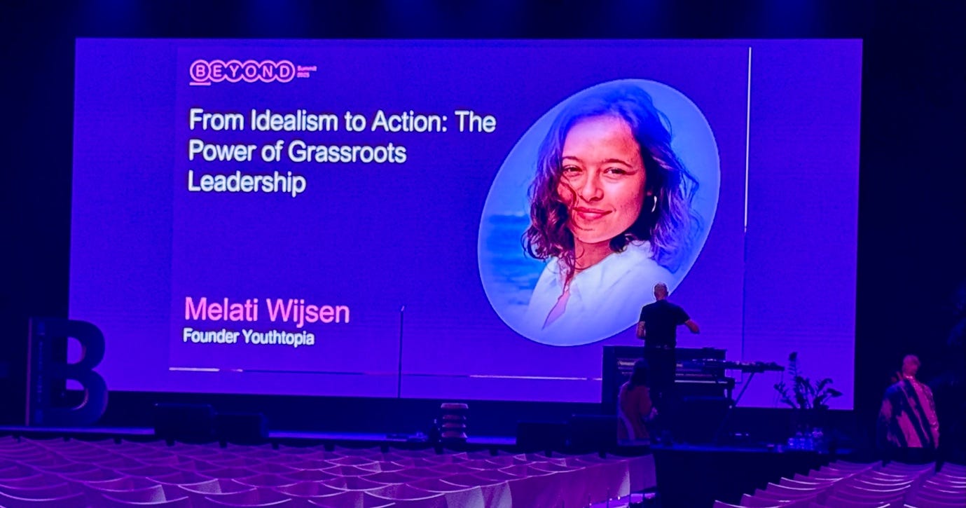 A person standing in front of a large screen

AI-generated content may be incorrect.