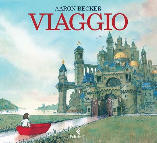 Copertina del libro VIAGGIO di Aaron Becker con una bambina a bordo di una barca rossa che solca un canale d'acqua tra due lembi verdi terra, andando incontro a una maestosa cittadina con un castello al centro. Il cielo è sereno di colore azzurro, con striature di nuvole bianche. L atecnia usata è l'acquerello.