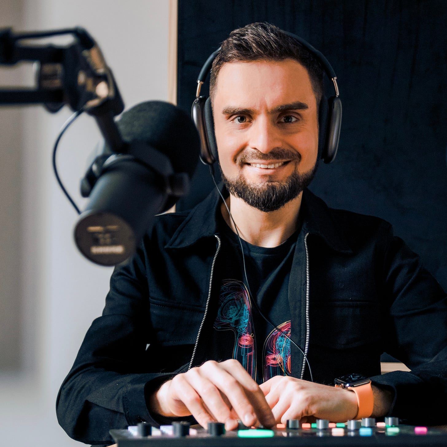 Na zdjęciu ja, za konsoletą, w studiu podcastowym.