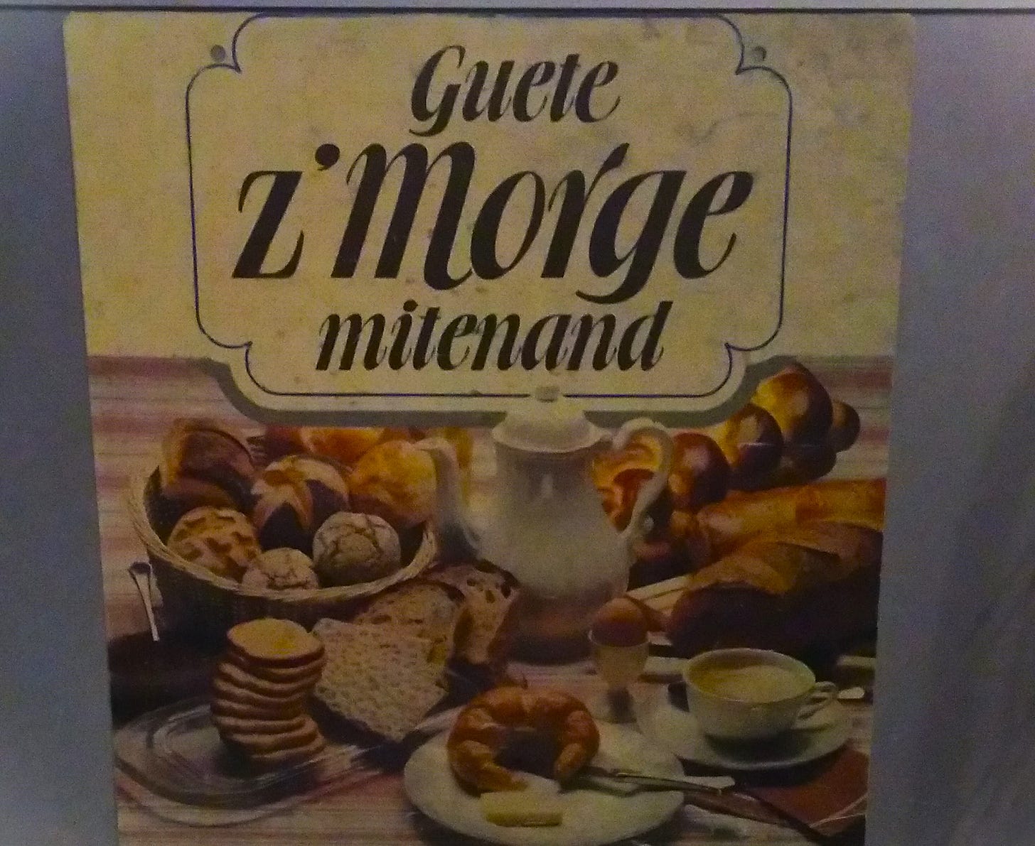 Poster raffigurante una colazione con prodotti da forno e bevande calde Poster raffigurante una colazione con prodotti da forno e bevande calde