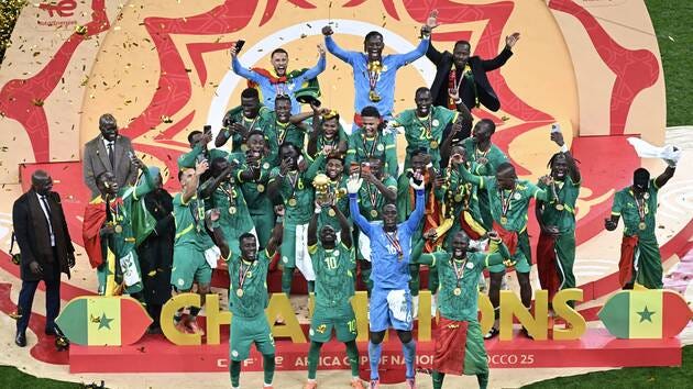 Les Sénégalais qui soulèvent le trophée après leur sacre.