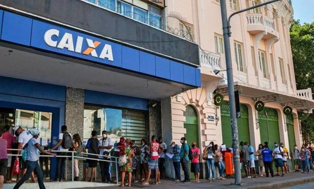 People waiting in front of an office of federal banking Caixa Econômica Federal to receive the financial aid.