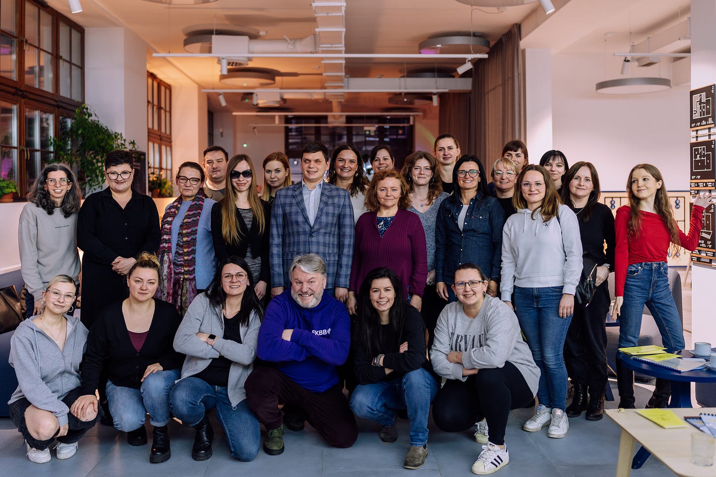 Grupowe zdjęcie. Na nim 25 uśmiechniętych osób.