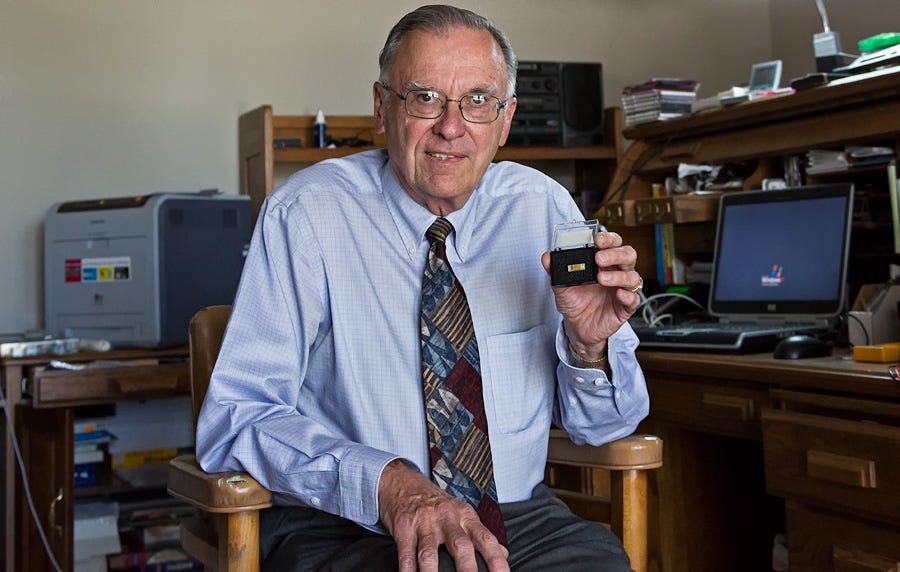 Intel 4004, the world's first microprocessor The world's first microprocessor - Intel 4004