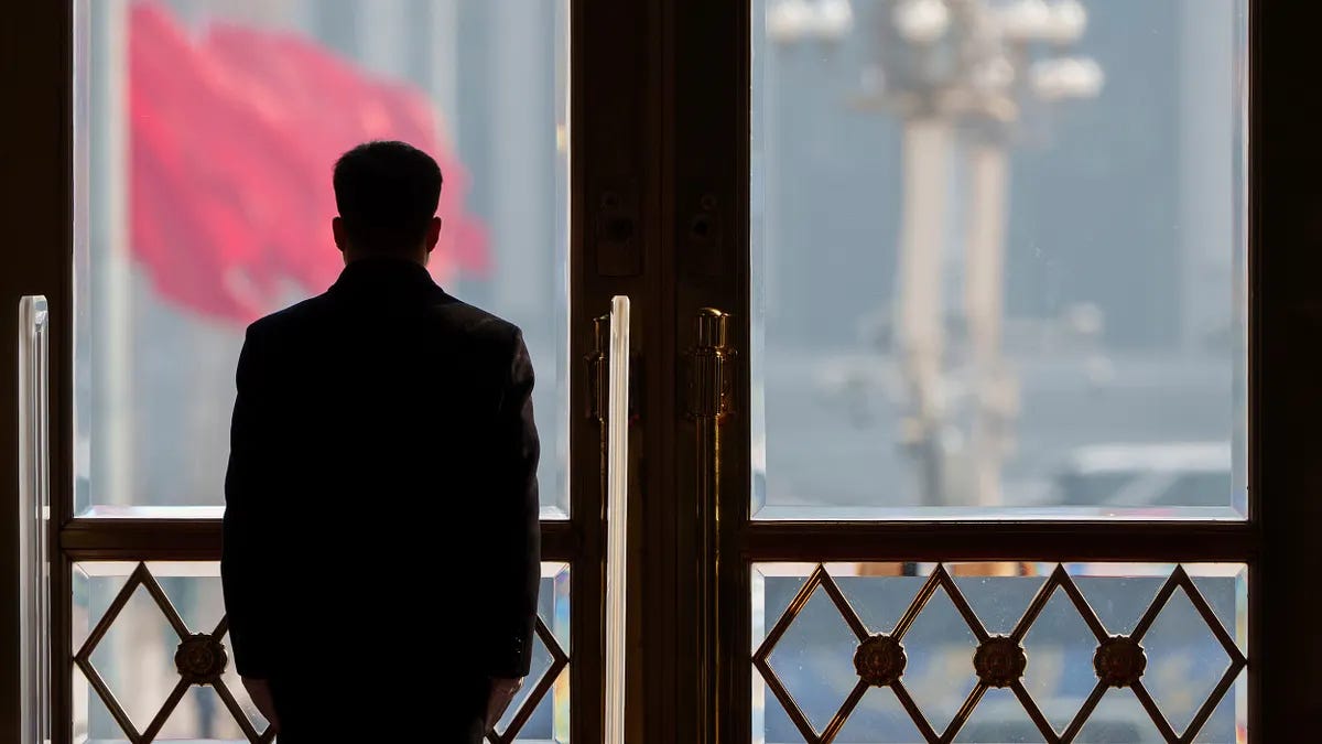 圖為去年中國全國兩會(人民代表大會、中國人民政治協商會議)開幕式期間,一名穿著接待員服裝的士兵在北京人民大會堂的入口守衛。(美聯社) 圖為去年中國全國兩會(人民代表大會、中國人民政治協商會議)開幕式期間,一名穿著接待員服裝的士兵在北京人民大會堂的入口守衛。(美聯社)