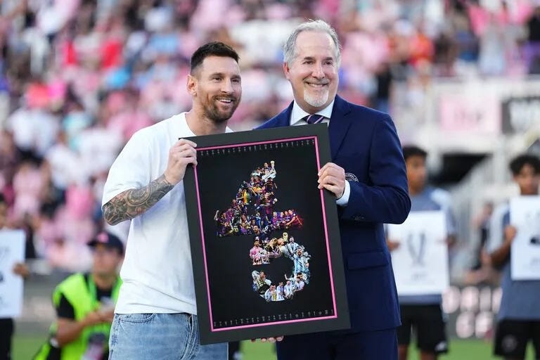 Lionel Messi recibe de Jorge Mas, máximo accionista de Inter Miami, el reconocimiento por los 45 títulos ganados en su carrera Lionel Messi recibe de Jorge Mas, máximo accionista de Inter Miami, el reconocimiento por los 45 títulos ganados en su carrera
