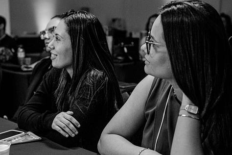 AS FOTOS MOSTRAM OS PARTICIPANTES ATENTOS AO CONGRESSO