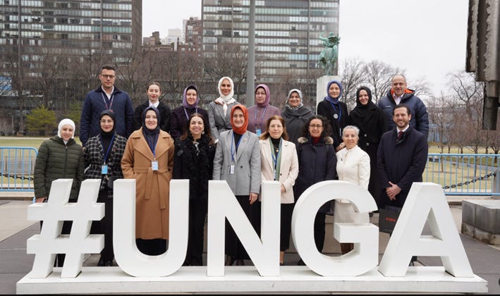 Un grupo de personas posando delante de un edificio
El contenido generado por IA puede ser incorrecto. Un grupo de personas posando delante de un edificio
El contenido generado por IA puede ser incorrecto.