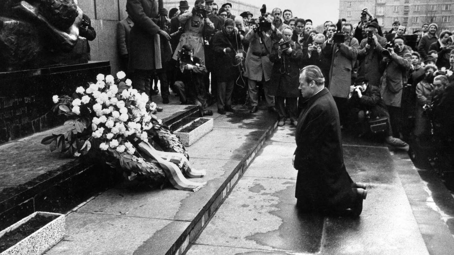 Warschauer Kniefall: Willy Brandt Falls to His Knees, 1970 - Rare ... Warschauer Kniefall: Willy Brandt Falls to His Knees, 1970 - Rare ...