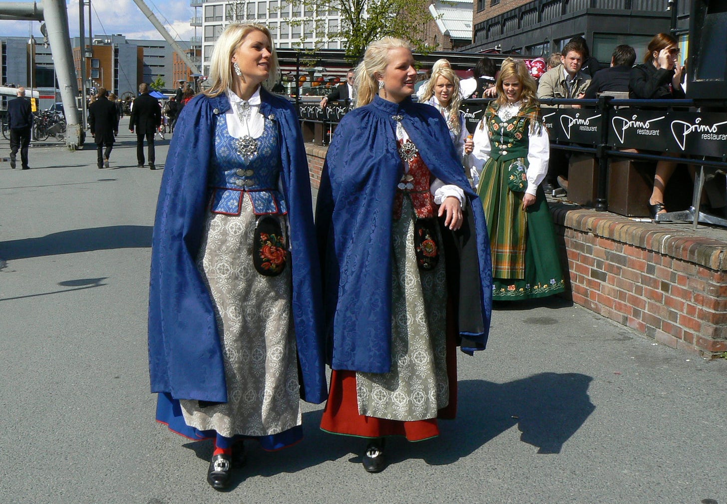 File:Trondheim bunad May 17.jpg - Wikimedia Commons