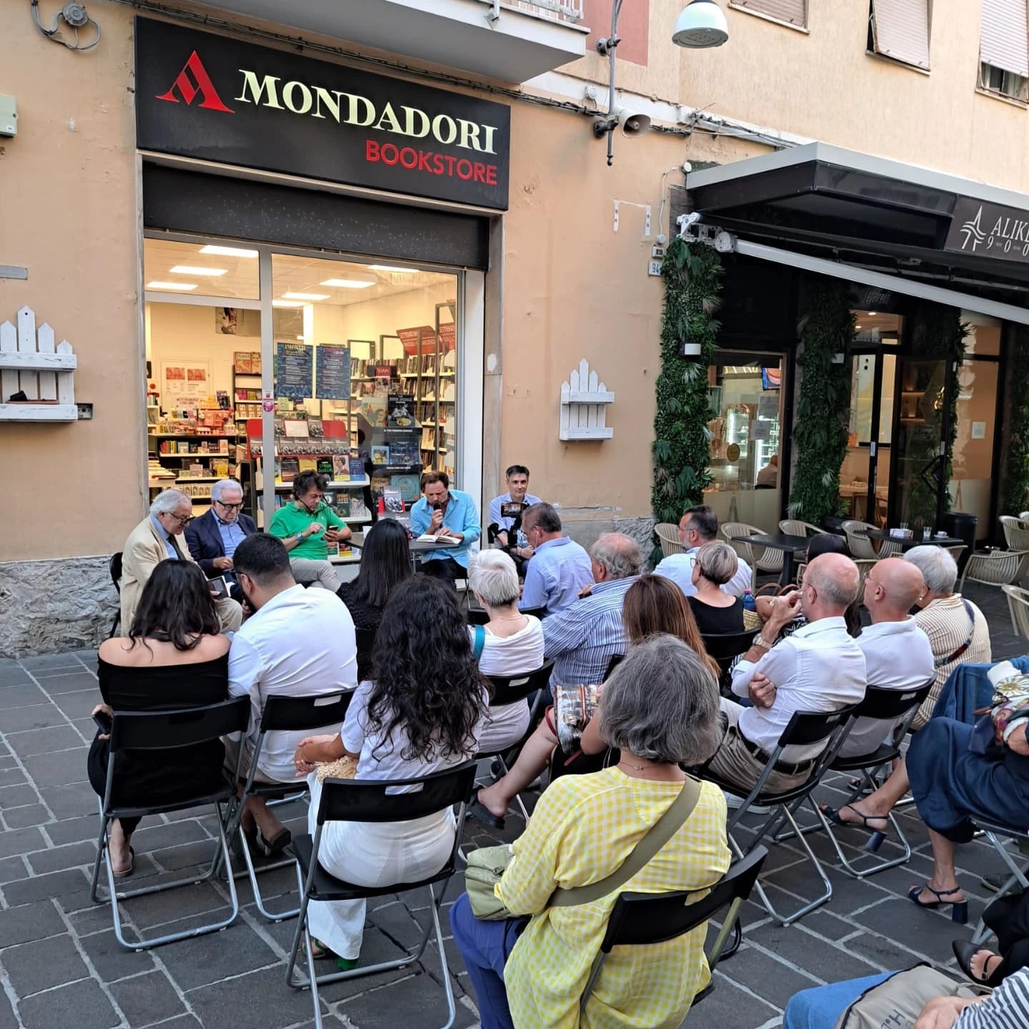 Photo shared by Lorenza Sorino on August 09, 2025 tagging @entersturis, @unaltroteatro, @libreriamondadoriortona, and @italia_cocco_6. Potrebbe essere un'immagine raffigurante 7 persone, gelato, Piazza di Spagna e il seguente testo "A MONDADORI MONDADORI MOND BOOKSTORE ALIK 3Л".