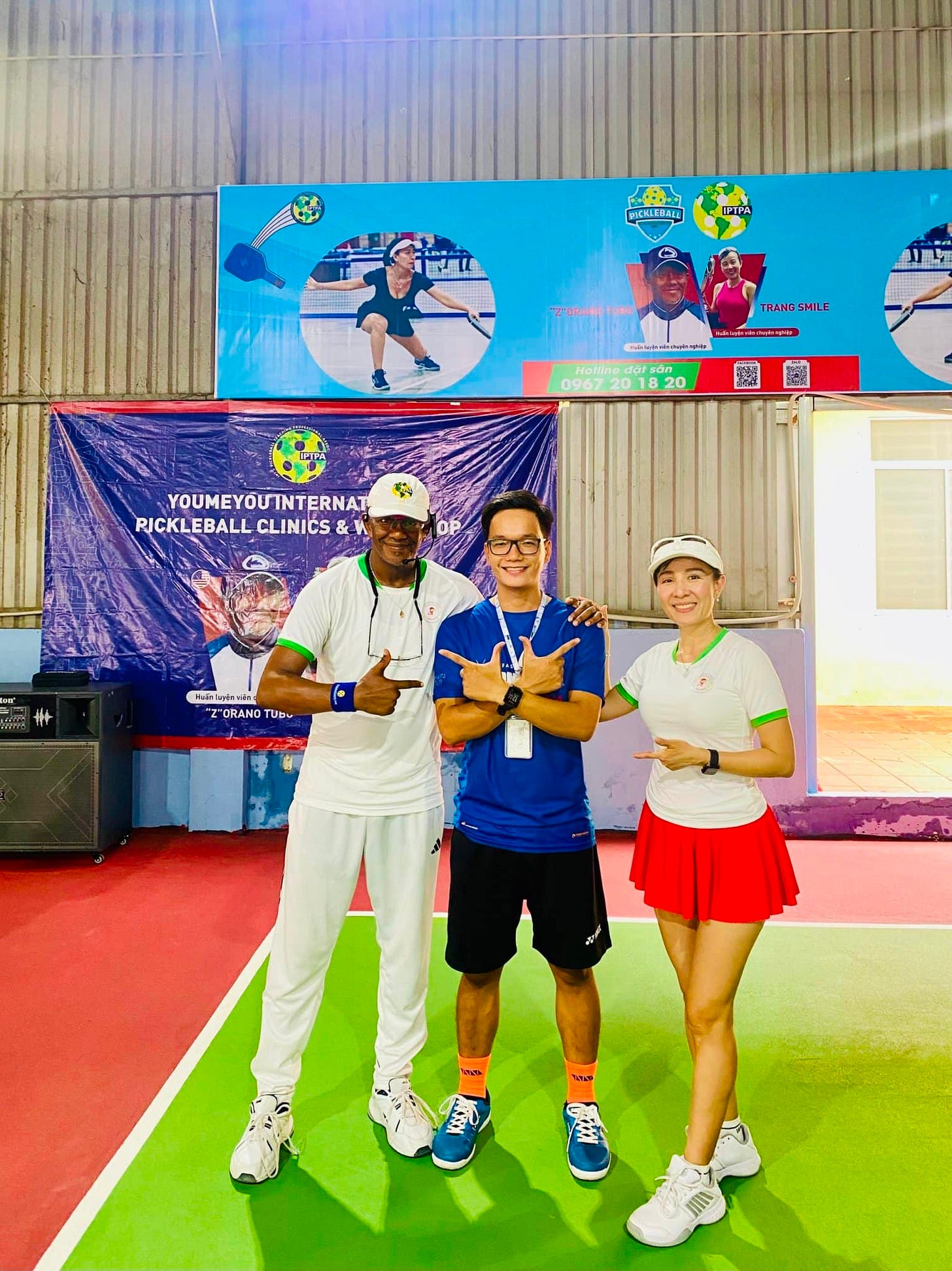 Có thể là hình ảnh về 6 người, mọi người đang chơi tennis và văn bản