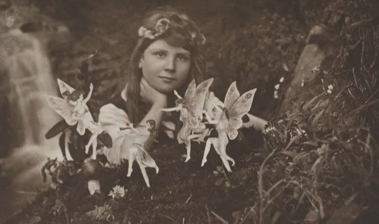 Cientistas analisam câmeras usadas para capturar as fadas de Cottingley. Cientistas analisam câmeras usadas para capturar as fadas de Cottingley.