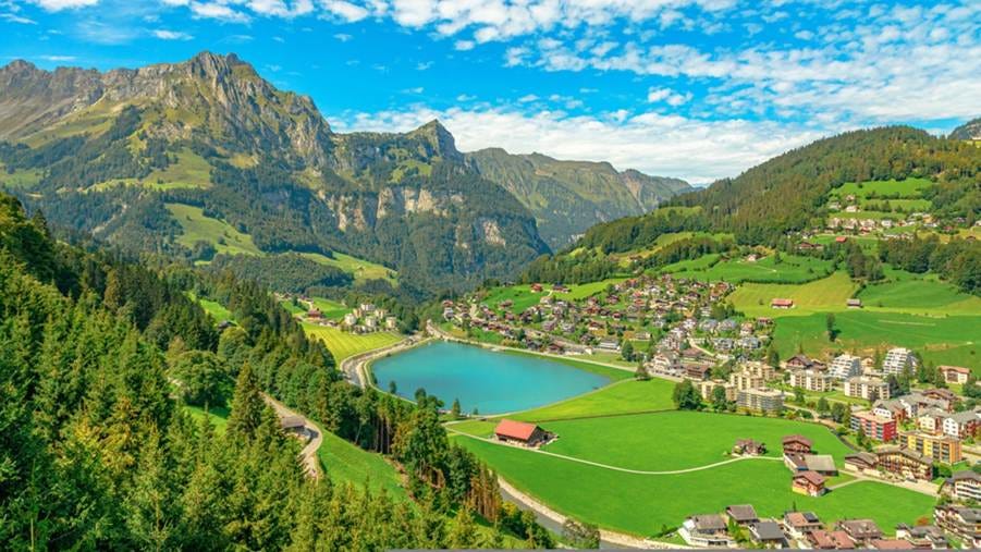 A lake surrounded by mountains

AI-generated content may be incorrect.