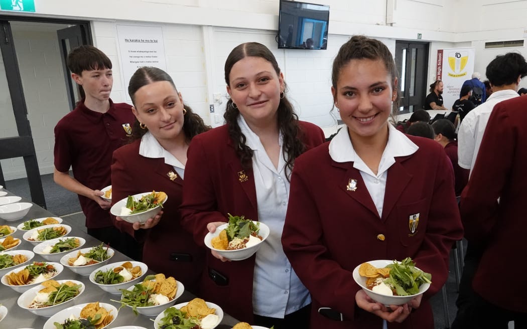 Senior students line up for nachos at Tikipunga High School. Photo: RNZ / Peter de Graaf Senior students line up for nachos at Tikipunga High School. Photo: RNZ / Peter de Graaf