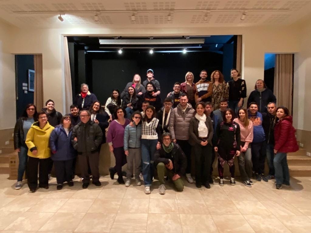 Una foto di gruppo dei Fabbricanti di emozioni a Terracina