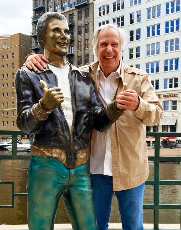 Happy Days: Henry Winkler meets the Bronze Fonz in Milwaukee | EW.com Happy Days: Henry Winkler meets the Bronze Fonz in Milwaukee | EW.com