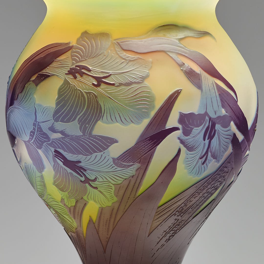 Établissements Gallé, Glaïeuls, close-up of the vase body, Kunstpalast, Düsseldorf, Glasmuseum Hentrich, gift of Helmut Hentrich, photo: LVR-ZMB, Stefan Arendt Établissements Gallé, Glaïeuls, close-up of the vase body, Kunstpalast, Düsseldorf, Glasmuseum Hentrich, gift of Helmut Hentrich, photo: LVR-ZMB, Stefan Arendt