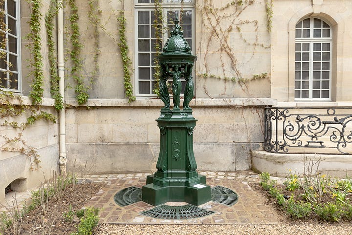 Fontaine Wallace (Ville de Paris) - Banc Davioud (Bigmammy)- Colonne Morris (@JC Decaux)
