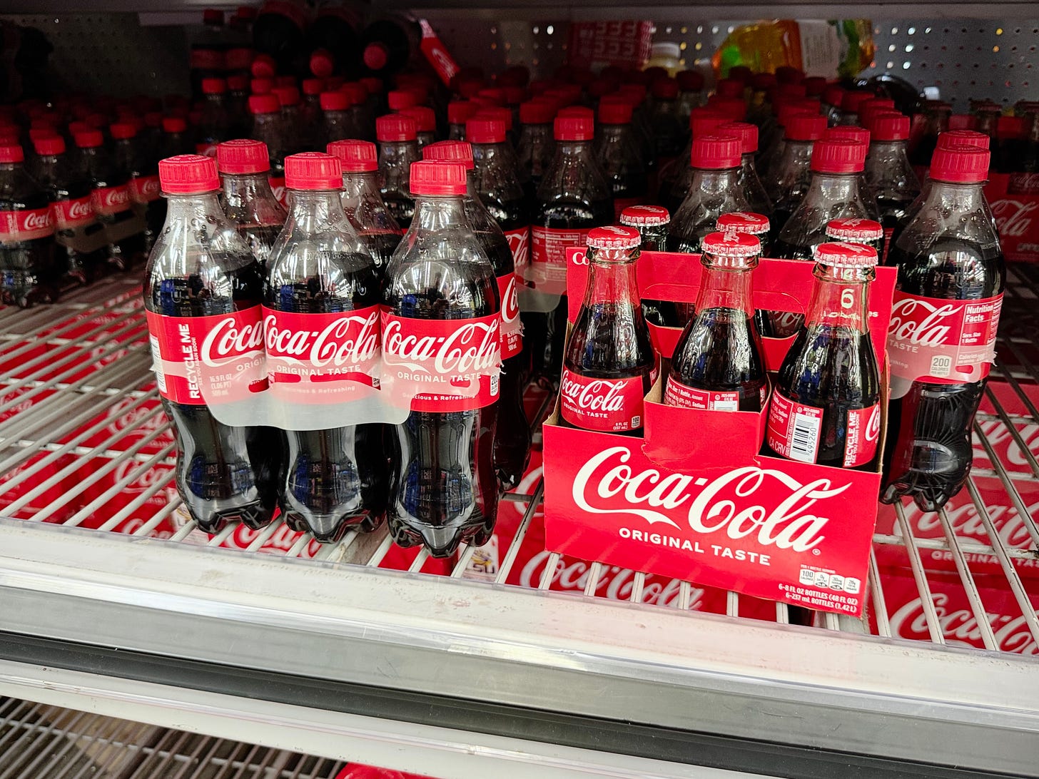 Un rayon d’un supermarché aux États-Unis présentant des bouteilles de Coca-Cola. Certaines bouteilles sont avec du sirop de maïs, d’autres avec du sucre de canne. Un rayon d’un supermarché aux États-Unis présentant des bouteilles de Coca-Cola. Certaines bouteilles sont avec du sirop de maïs, d’autres avec du sucre de canne.