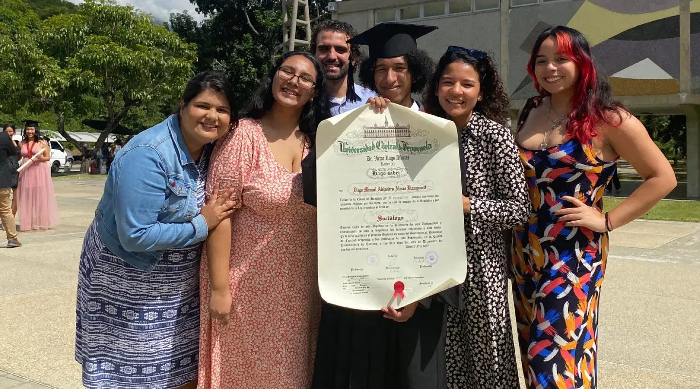 Qué nunca faltan las fotos de graduación. Qué nunca faltan las fotos de graduación.